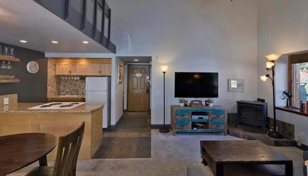 Den - Steps To Mammoth Village! Apartment
